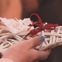 Porte Alliance Coeur en Osier, fausse orchidée blanche et ruban satin rouge foncé