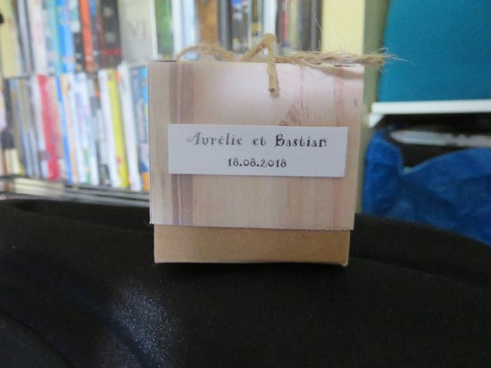 Arrière de la boîte avec la petite étiquette