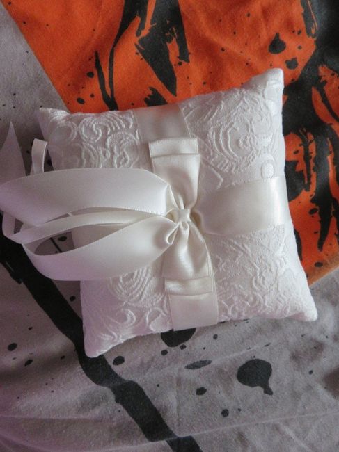 Petit coussin d'alliances "offert" par la bijouterie