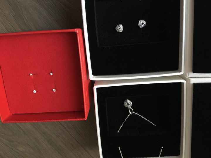 Bijoux : boucles d'oreille et collier - 1