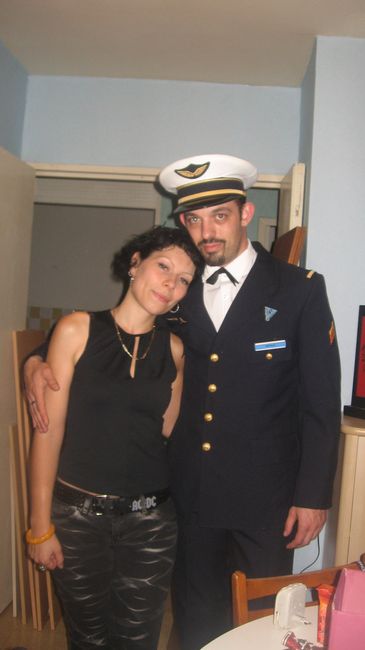 ma surprise dans sont uniforme militraire de seremonie