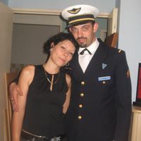 ma surprise dans sont uniforme militraire de seremonie
