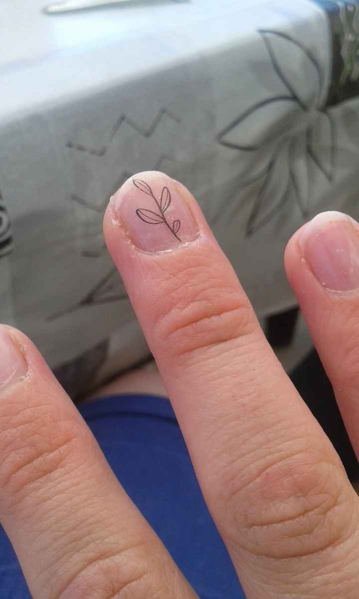 Essai tatouage ongles