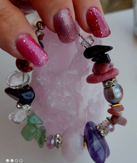 Bracelet réalisé avec de superbes pierres véritables, perle  d'eau douce et cristal. Cet ensemble de