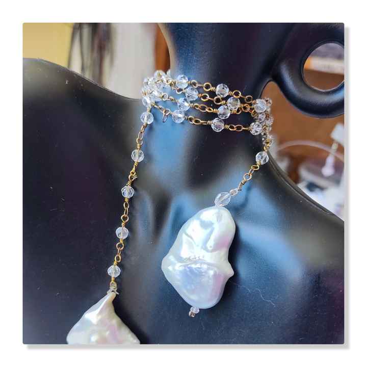 Collier PERLES d'eau douce baroques et chaine en crisal réalisé à la main - Modèle unique ANNYA Crea
