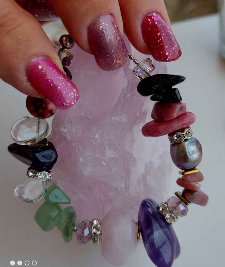 Bracelet réalisé avec de superbes pierres véritables, perle  d'eau douce et cristal. Cet ensemble de