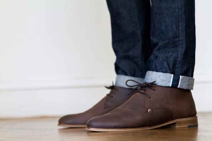 Les Chukka boots:  En cuir veau ou en daim elles sont généralement dotées de deux ou trois paires d’