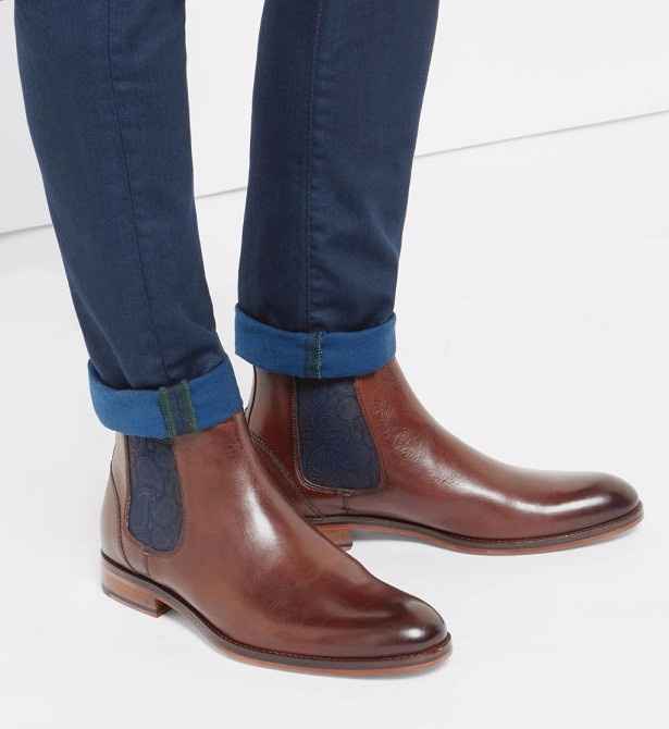 Les Chelsea boots : Bottine sans lacets mais à larges bandes élastiques sur les côtés. Elles font le