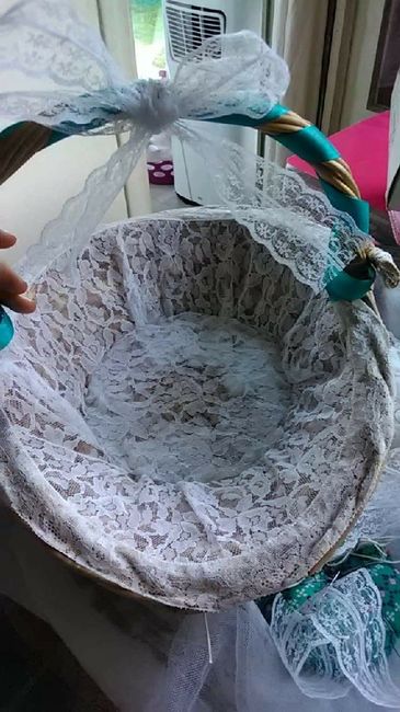 Déco dentelle pour un panier de cortège diy 3