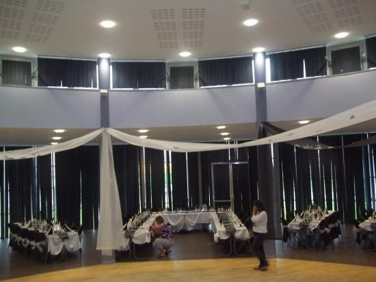 salle des asso pas tres pratique pour decorer les plafond