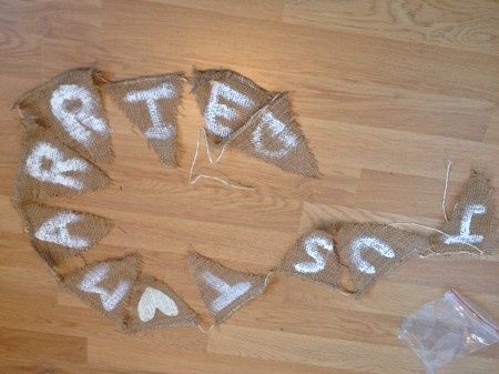 une guilande fanion just married diy, j'ai découvé du jute et peint les lettres