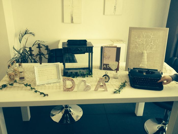 Essai deco table livre d'or et urne