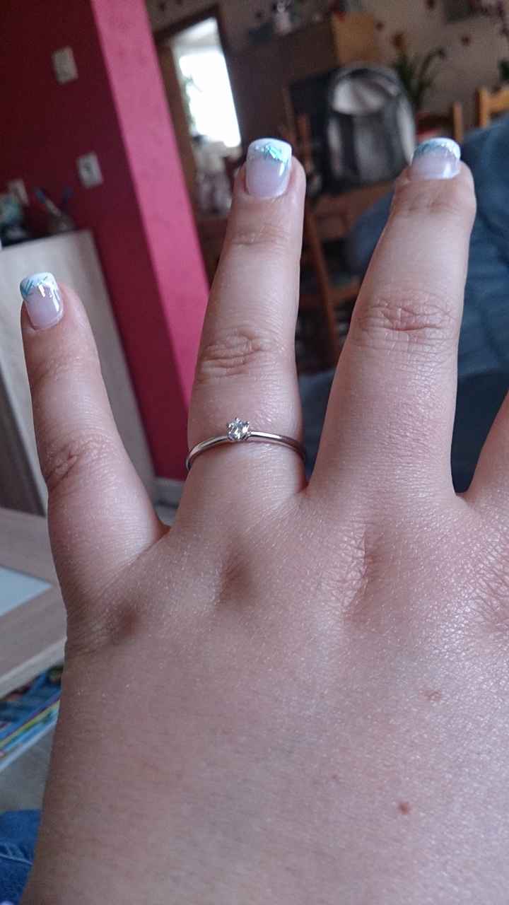 Qui porte une bague de fiançailles ? - 1