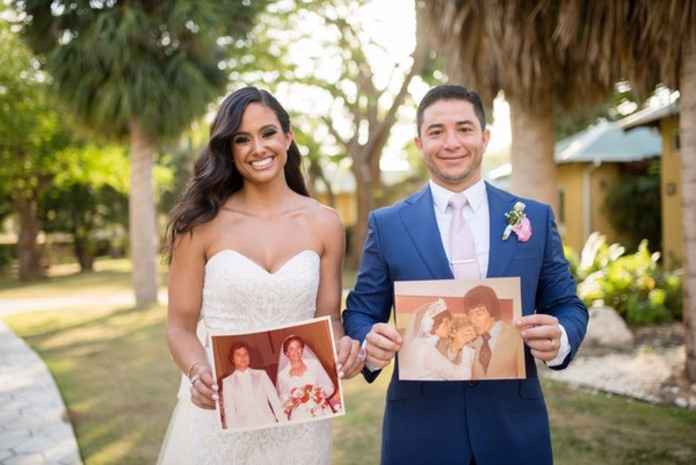 Une photo de vous avec les photos de mariage de vos parents respectifs