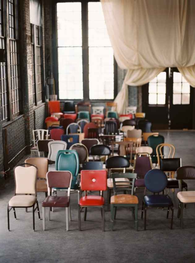 2. Chaises dépareillées