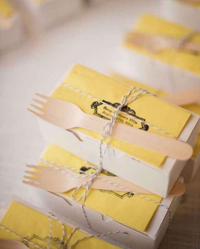1. Préparez des petites boîtes pour que vos invités puissent ramener chez eux une portion de gâteau