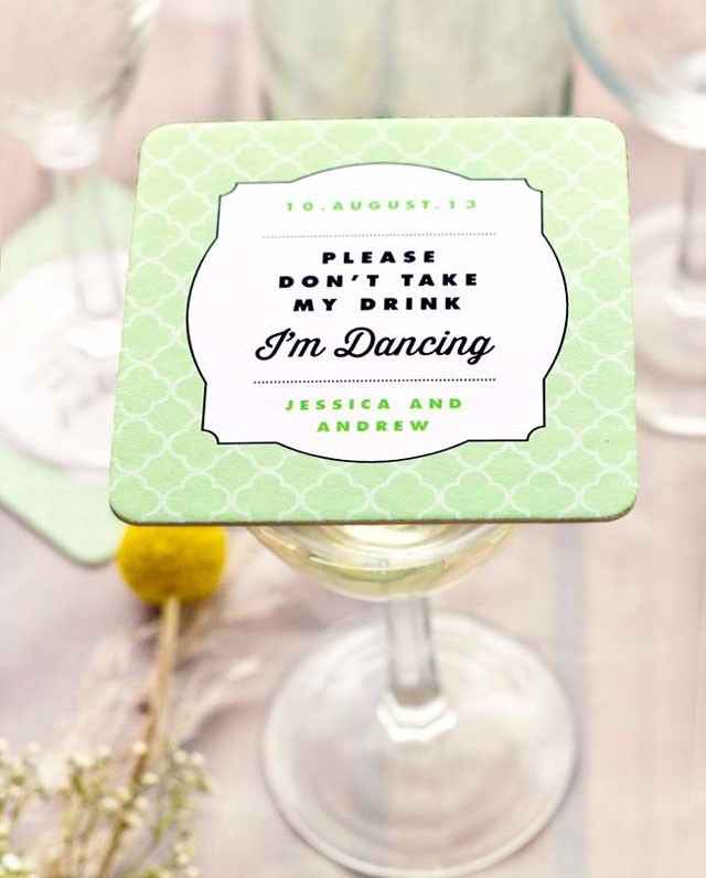 4. Offrez à vos invités des petites étiquettes pour que personne ne boive leur verre ni le retire pe