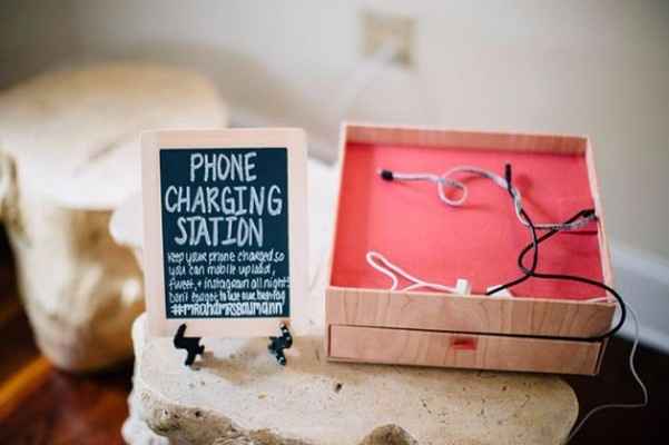 3 Un stand pour recharger les téléphones