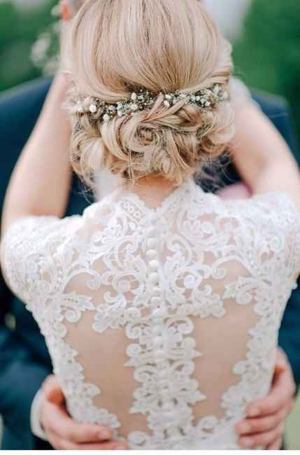1) Chignon bas