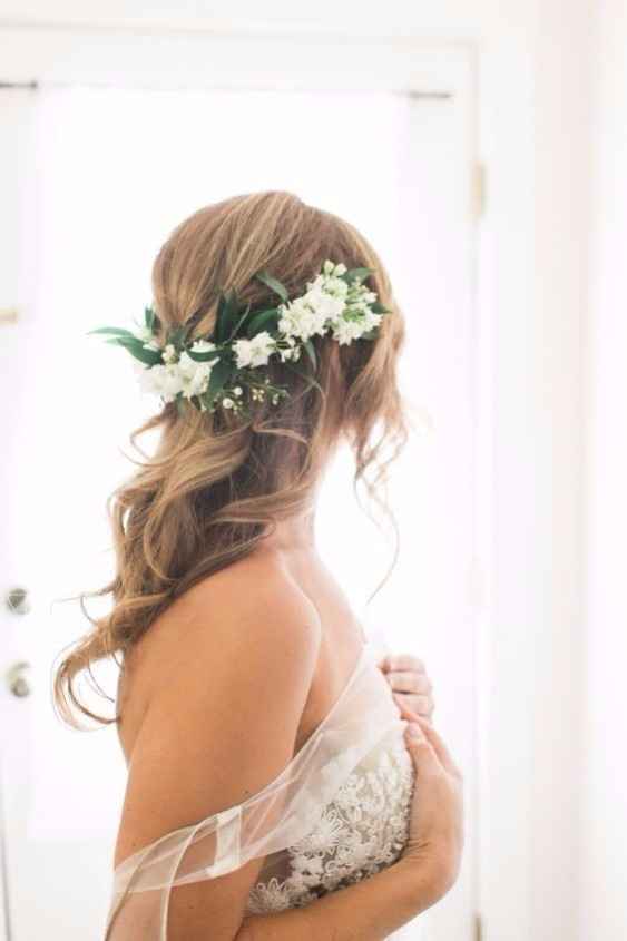 Couronne de fleurs derrière