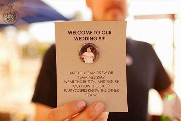 Faites des pins avec des photos des mariées, et demandez à vos invités de mettre le pins corresponda