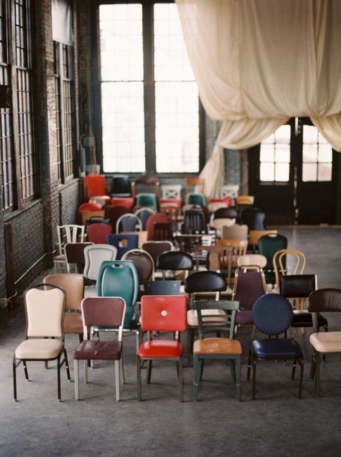 2. Chaises dépareillées