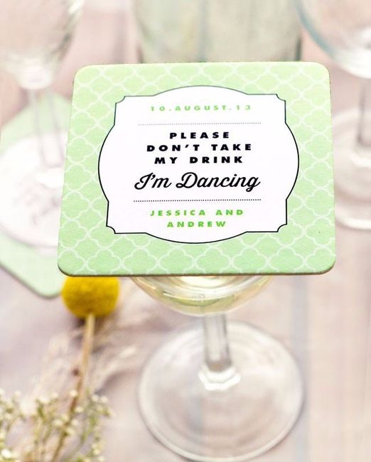 4. Offrez à vos invités des petites étiquettes pour que personne ne boive leur verre ni le retire pe
