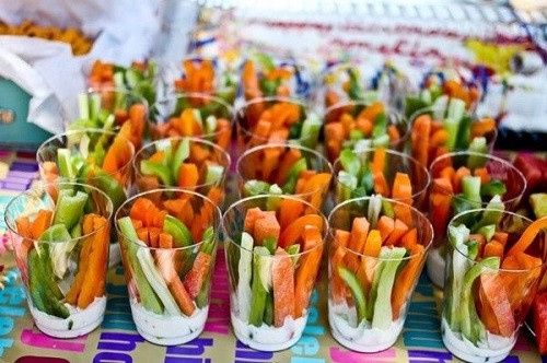 Bâtonnets de crudités avec une petite sauce