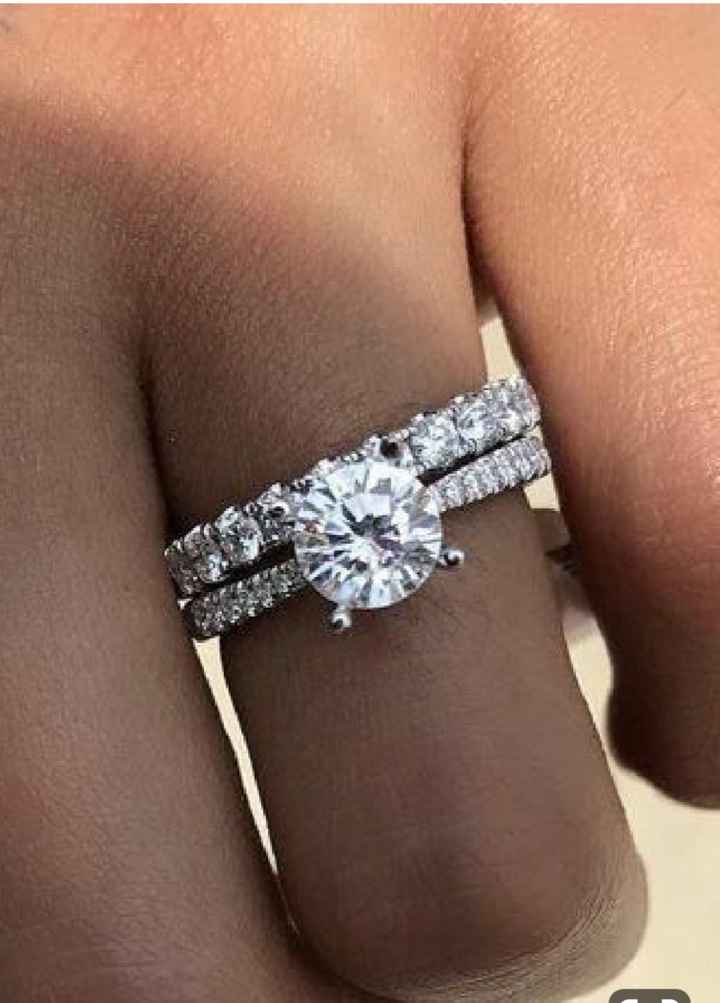 La combinaison des deux bagues (fiancailles + mariée) 