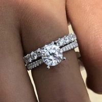 La combinaison des deux bagues (fiancailles + mariée) 