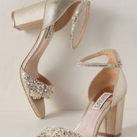 Un modèle de chaussures sympa (en vrai peu m'importe puisqu'on ne verra pas mes pieds) Hihihi