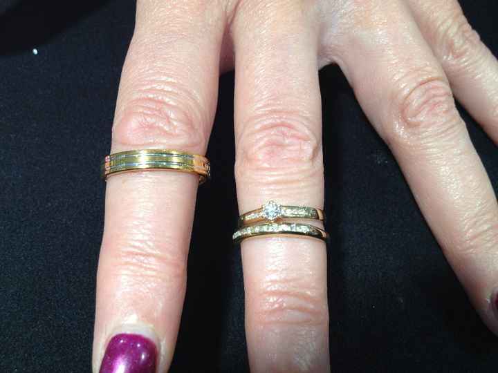 Nos alliances et ma bague de fiancaille portées par la boujoutière lorsque nous les avons commandées