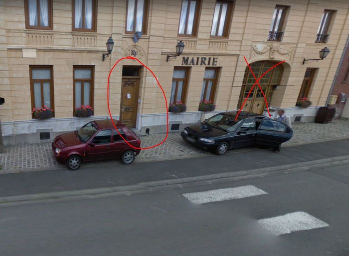 Entrée et sortie de la mairie. 4