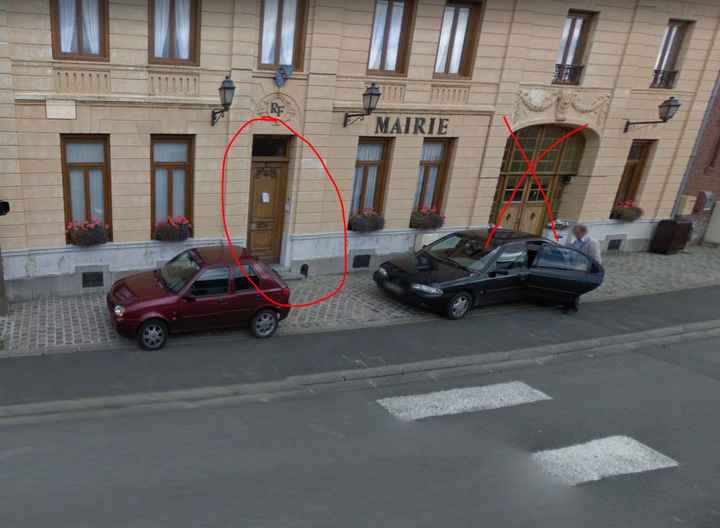 Entrée et sortie de la mairie. - 1