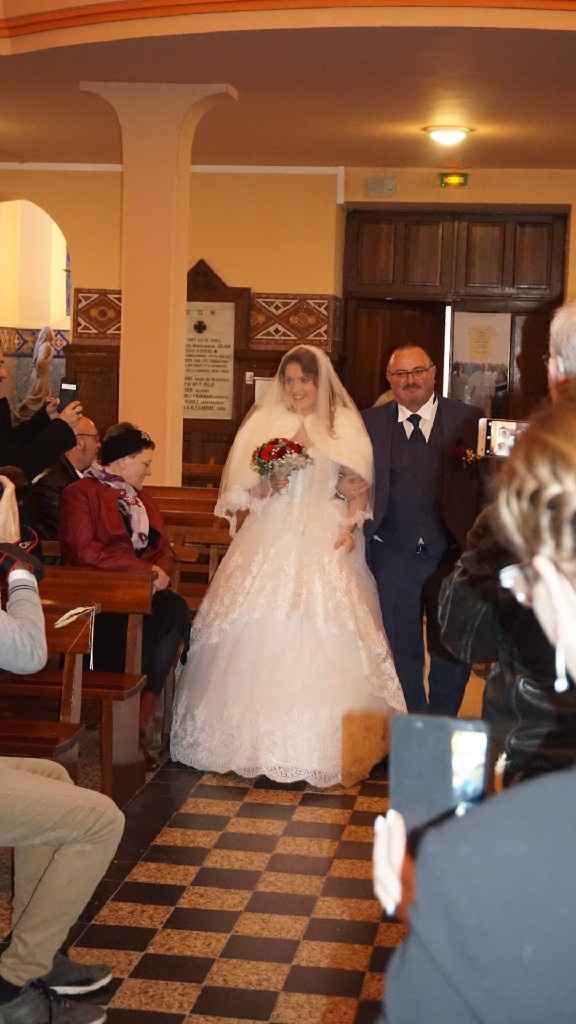 éPaules couvertes à l’eglise - 1