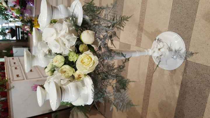 Fleuriste - maquette bouquet et fleurs sur table - 2
