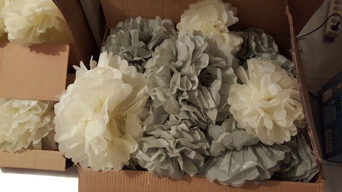 Pompons mariage Ivoire et Gris - Plafond salle réception