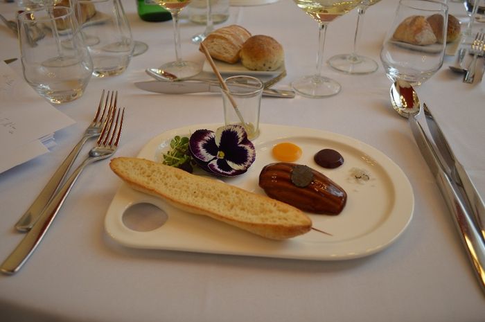 Foie gras moulé sous forme de madeleine - truffe et huile de truffe