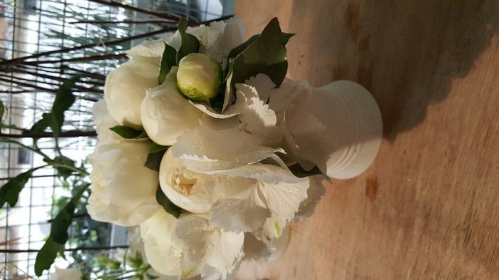Fleuriste - maquette bouquet et fleurs sur table - 1