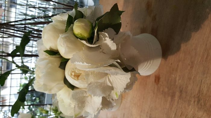 Fleuriste - maquette bouquet et fleurs sur table - 3