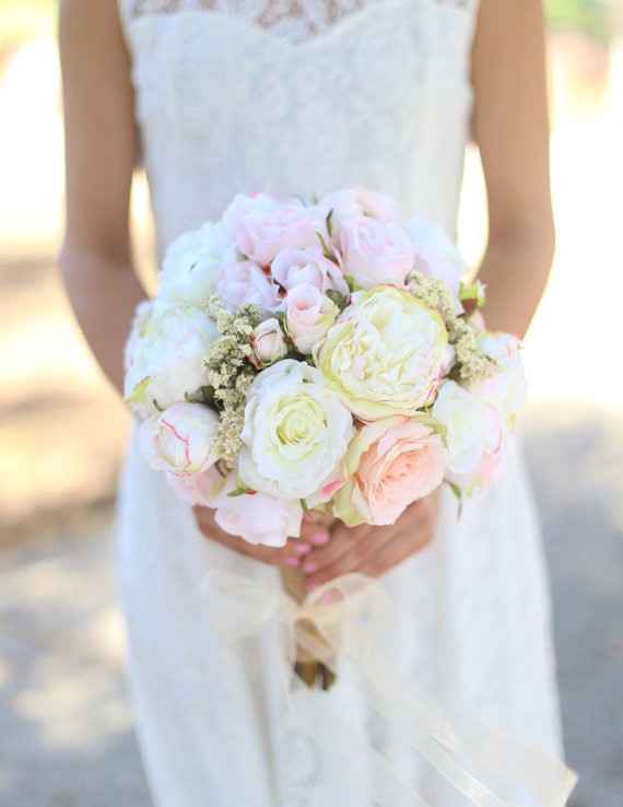 Coucou, moi j'aimerais partir sur un petit bouquet rond dans ces couleurs :)