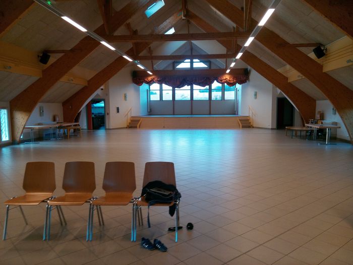 Qui célèbrera son mariage dans une salle des fêtes ? - 1