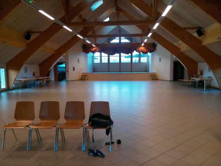 Qui célèbrera son mariage dans une salle des fêtes ? - 1