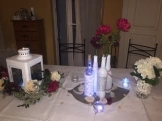 Vu d'ensemble de la table des mariés et des invités 