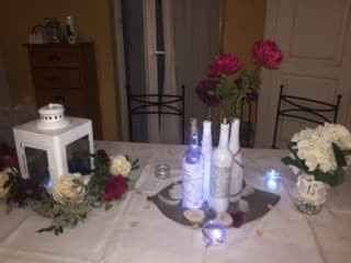 Vu d'ensemble de la table des mariés et des invités 