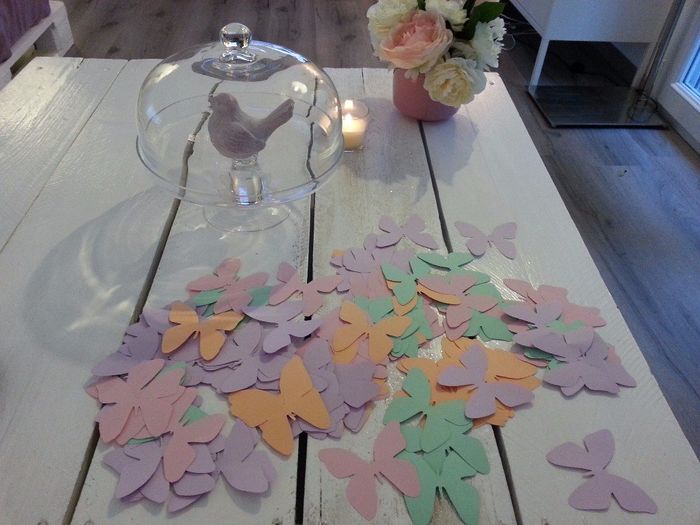 DIY papillons. j'en ai découpé environ 250 qui ont orné un peu de partout les murs en pierre du doma