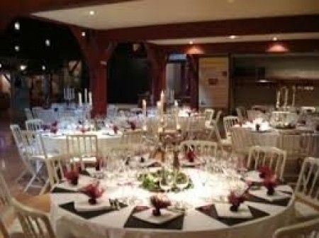 la cidrerie avec des tables napoleons