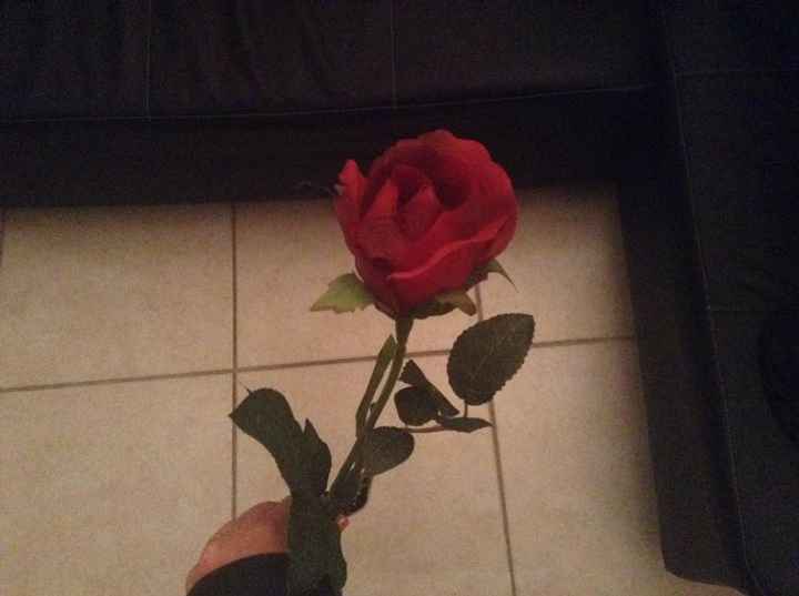 une rose rouge artificielle qui fait référence au bouquet des roses rouges du roi dans le Chateau de