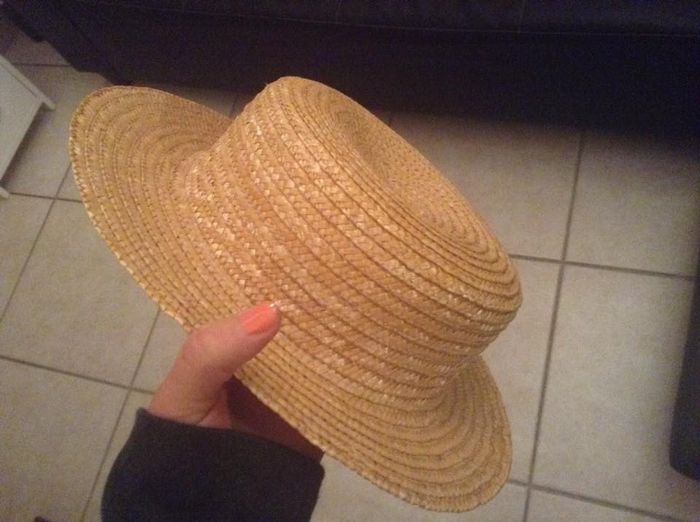 Un canotier pour faire référence à Marius il ne manque plus qu'à mettre un ruban noir.
