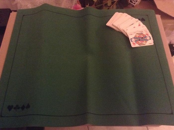 un tapis et un eu de cartes qui font référence à la célèbre partie de cartes ou Raimu dit ' tu me fe